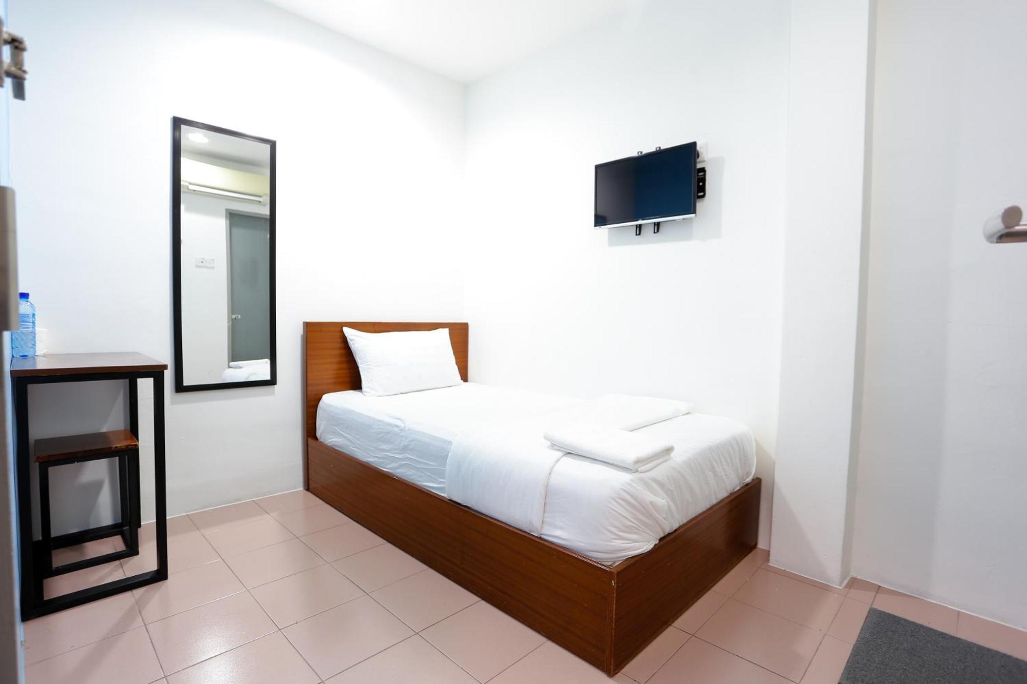 Lux Hotel Телук-Интан Экстерьер фото