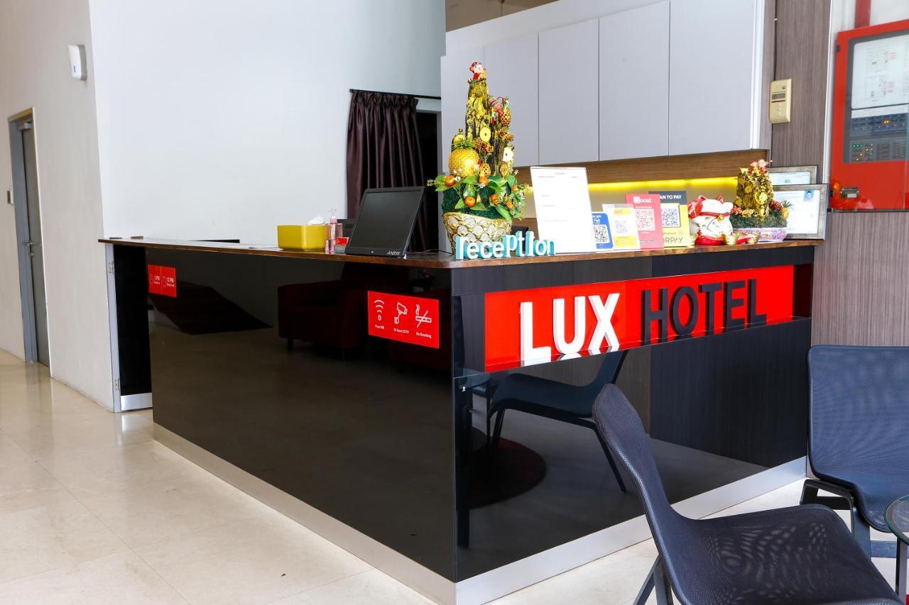 Lux Hotel Телук-Интан Экстерьер фото