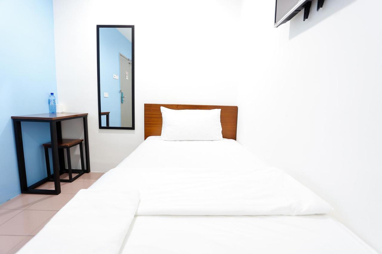 Lux Hotel Телук-Интан Экстерьер фото