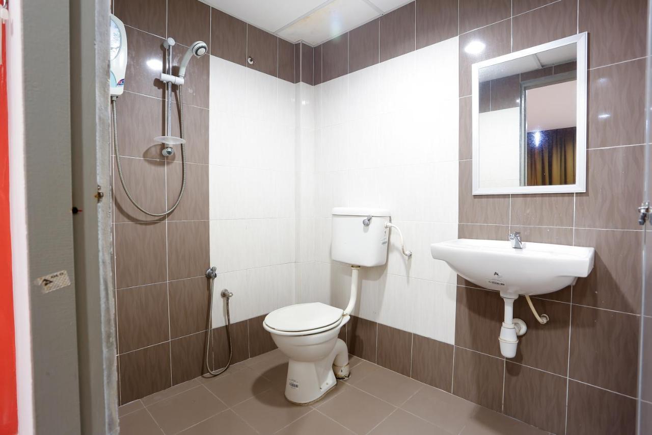 Lux Hotel Телук-Интан Экстерьер фото
